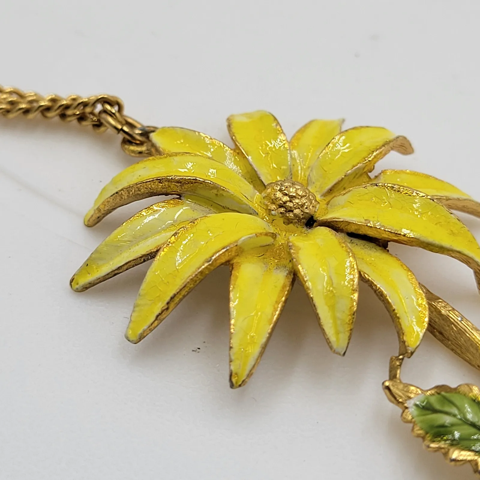 Yellow Daisy Flower Pendant Necklace Gold Tone Chain Enamel Fashion Accessories - Image 10