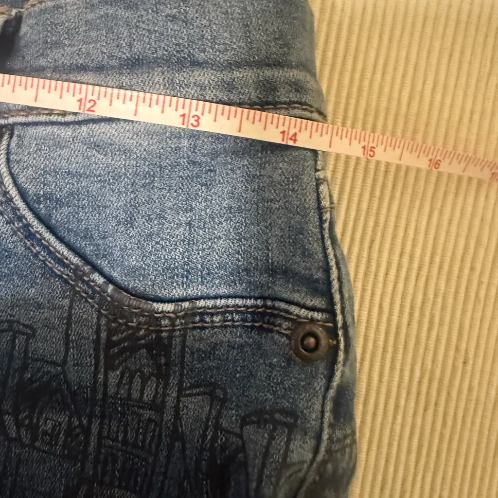 NYC Sketch Graphic Skinny Jeans by Soho New York & Company Size 6 - Image 9