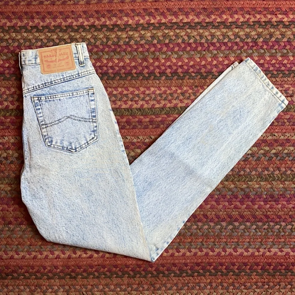 VTG DAKOTA BLUE SEQUIN FRONT ACID WASH MOM FIT SKINNY JEANS Size 26 - Image 2