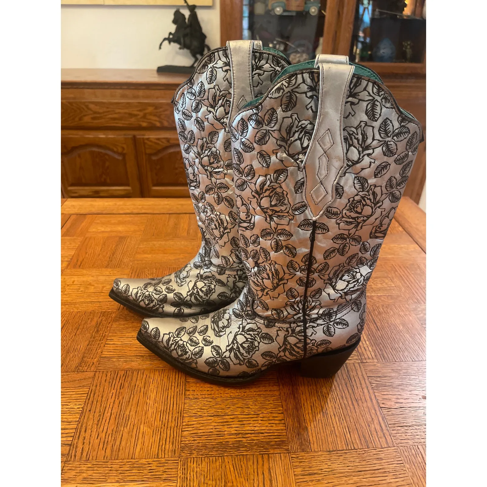Corral silver and black rose print western boots size 11 - Image 4
