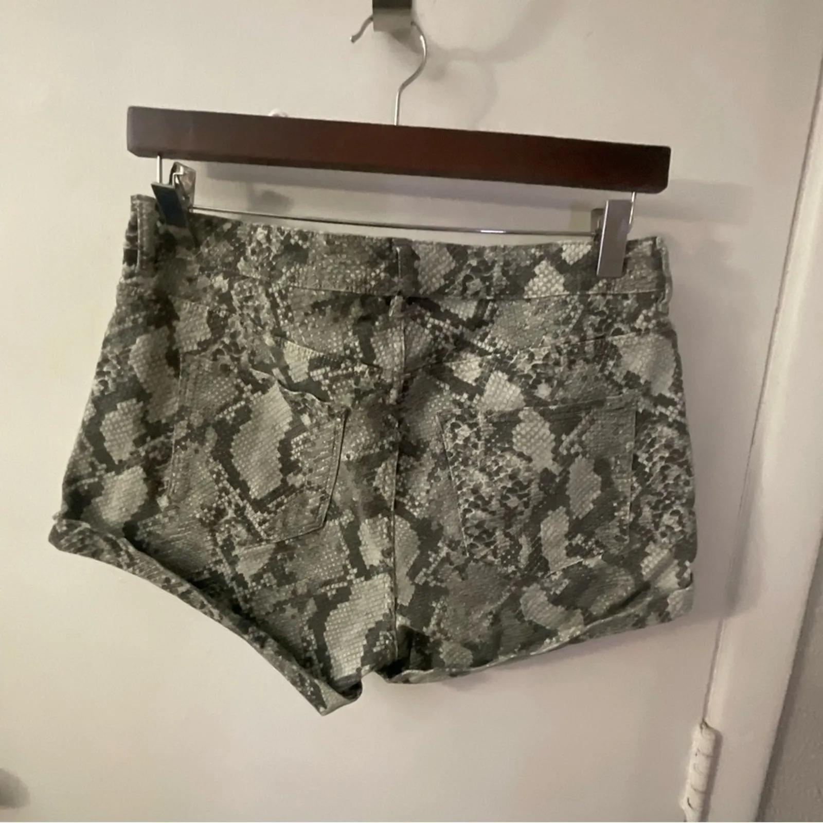 H&M Snakeskin Gray/White Print Shorts 10 Mobwife Boho Rocker Dopamine Punk Rave - Image 2