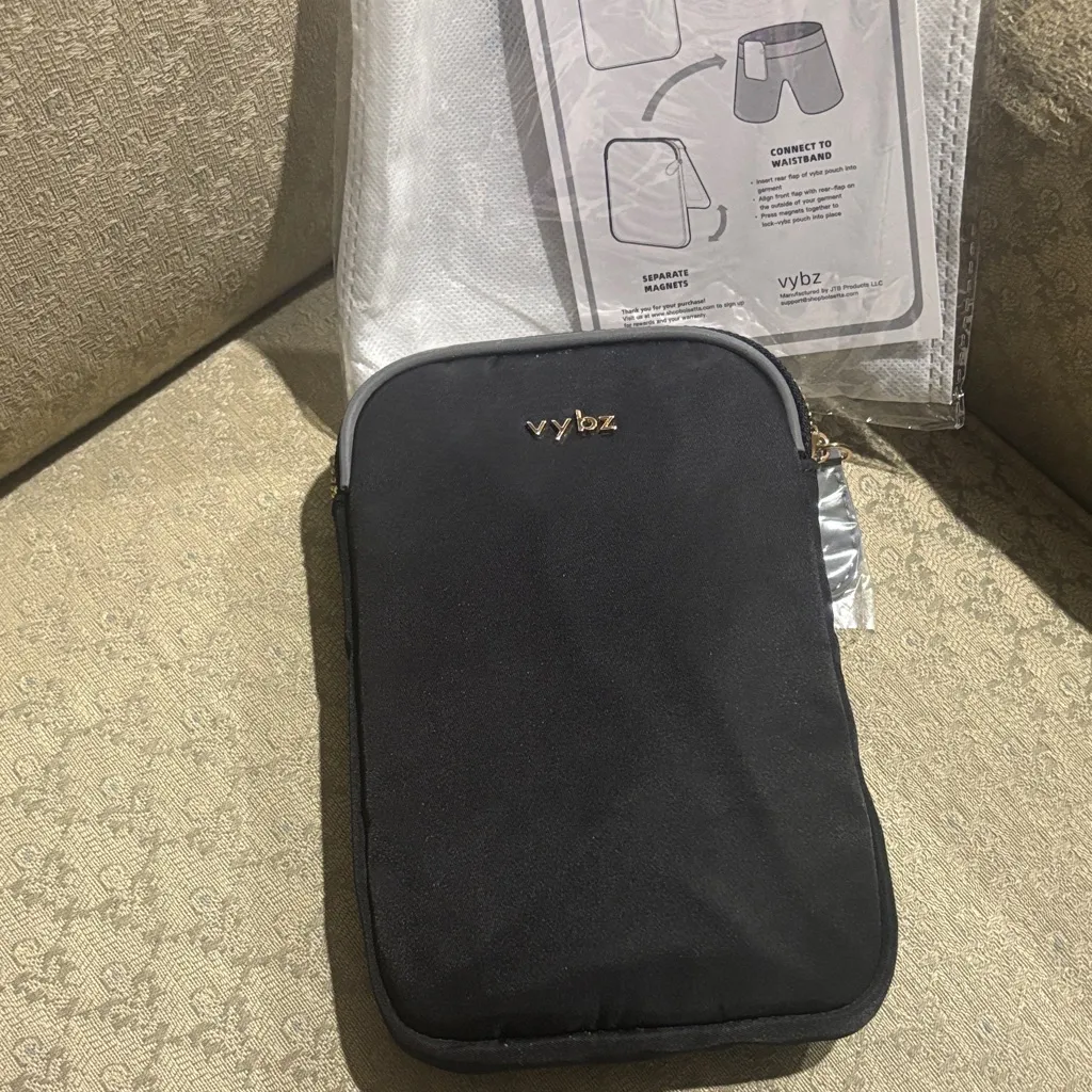 Magnetic Pocket Pal with Zippered Pocket & RFID Blocking Black - Image 3