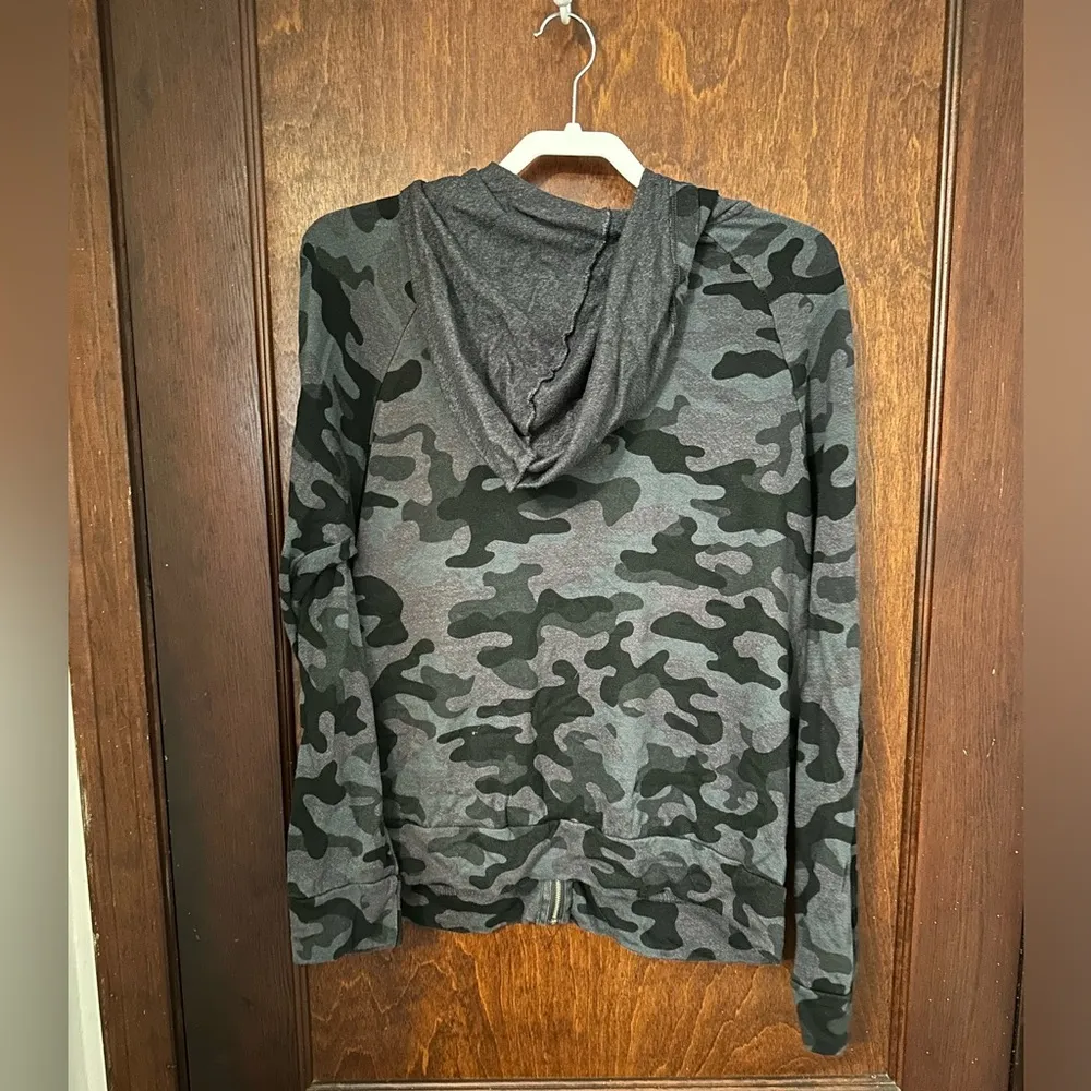 Anthropologie Sundry Zip Up Camo Hooded Sweatshirt Size L - Image 3