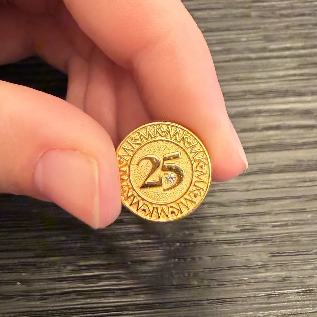 Vintage 1988 Mary Kay 25 Years Faux Diamond Chip Gold Tone Lapel Pin Round - Image 2