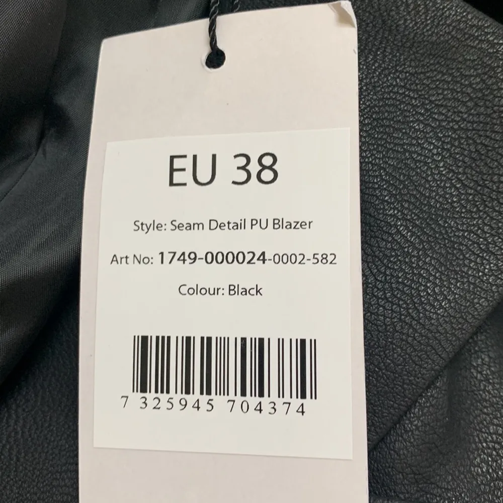 Romee Strijd X naked seam detail pu blazer - Image 4