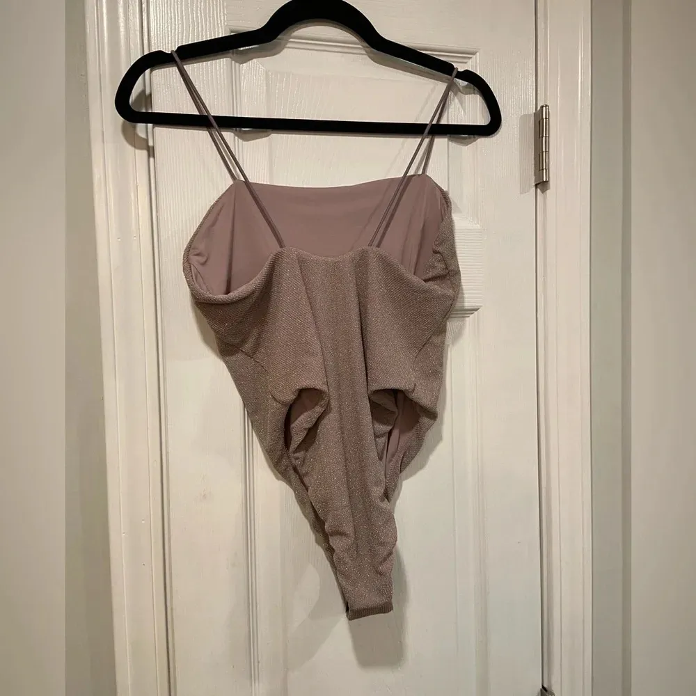 NWOT Good American Lavender Gold Sparkle Thin Strap Scoop Neck Bodysuit Size L - Image 4