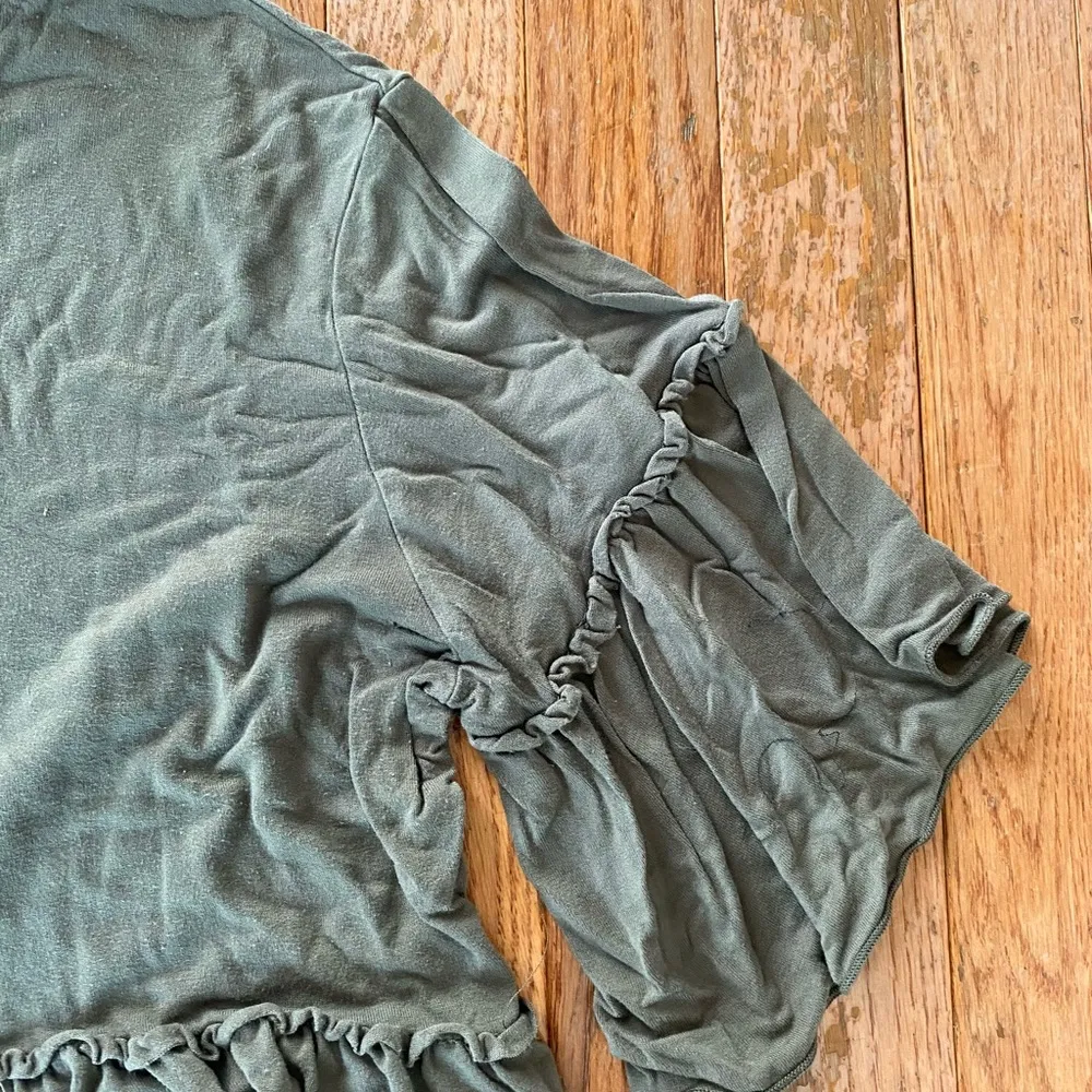 Olive green ruffle boxy top Size M - Image 5