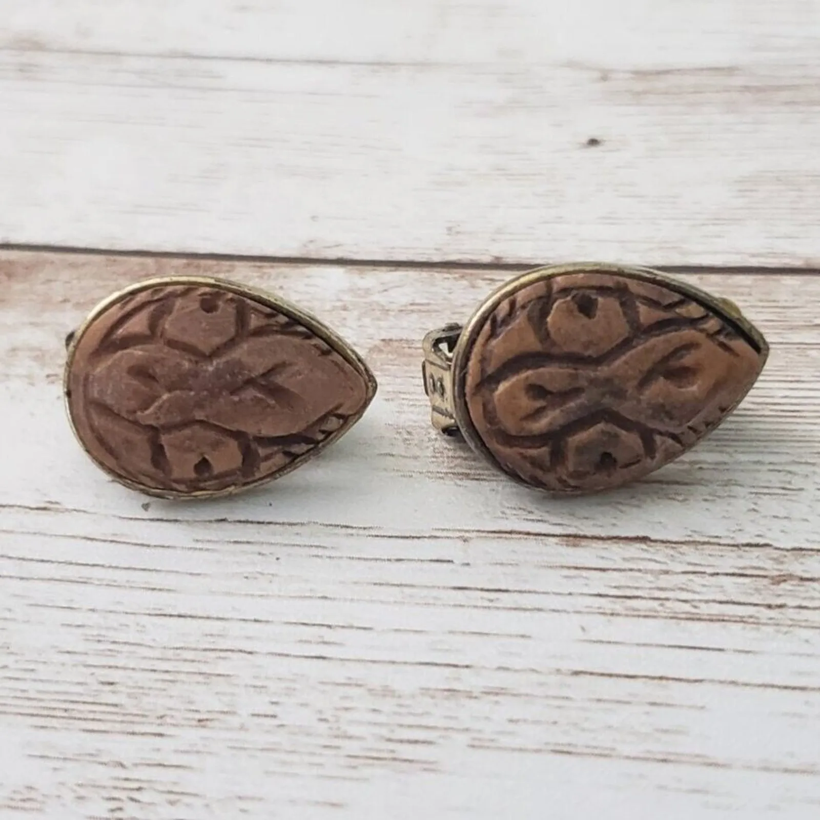 Vintage Clip On Earrings 7/8" Carved Tan Teardrop Shape Statement Unusual - Image 13