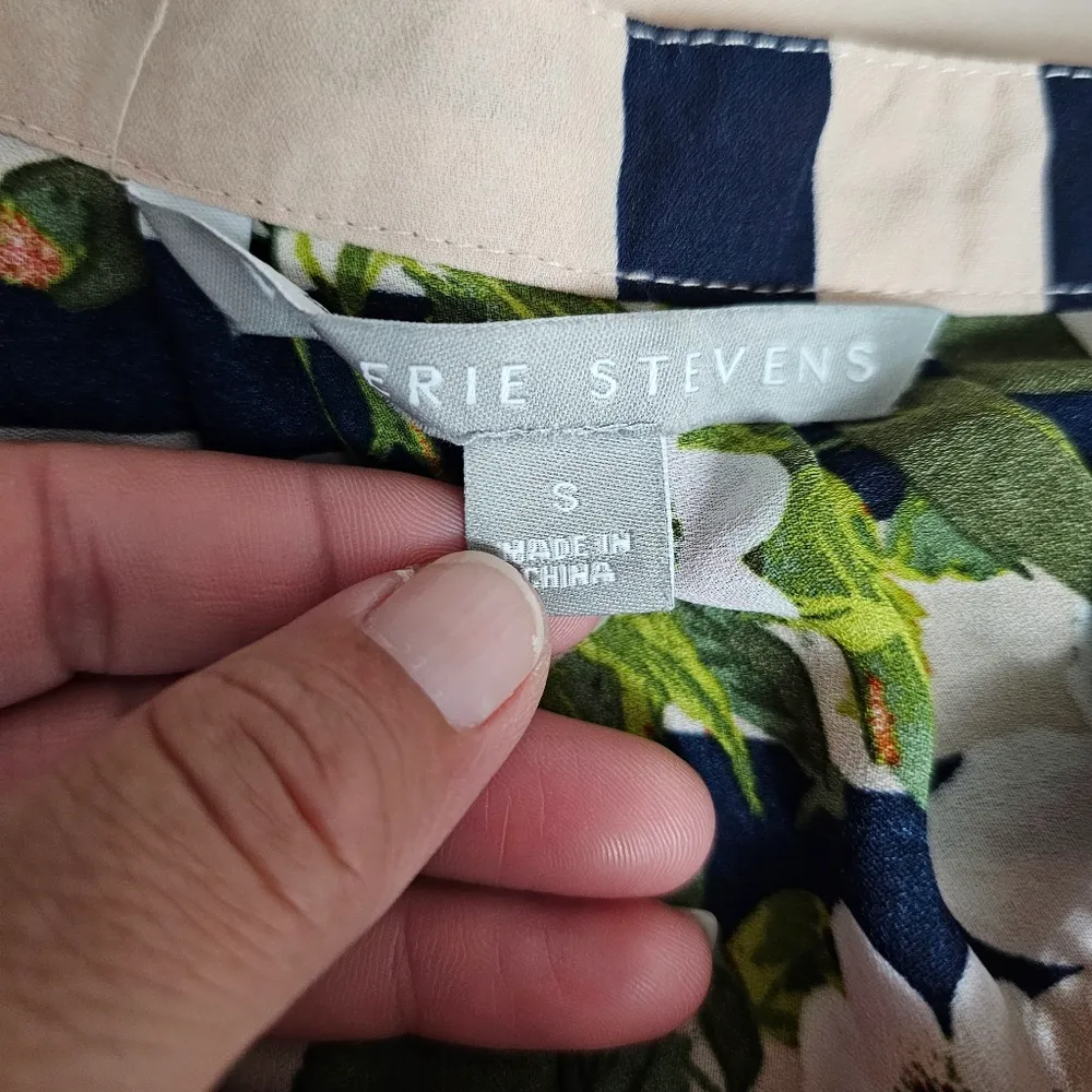 Valerie Stevens Blush & Navy Floral Striped Bell Sleeve Blouse Size Small - Image 6