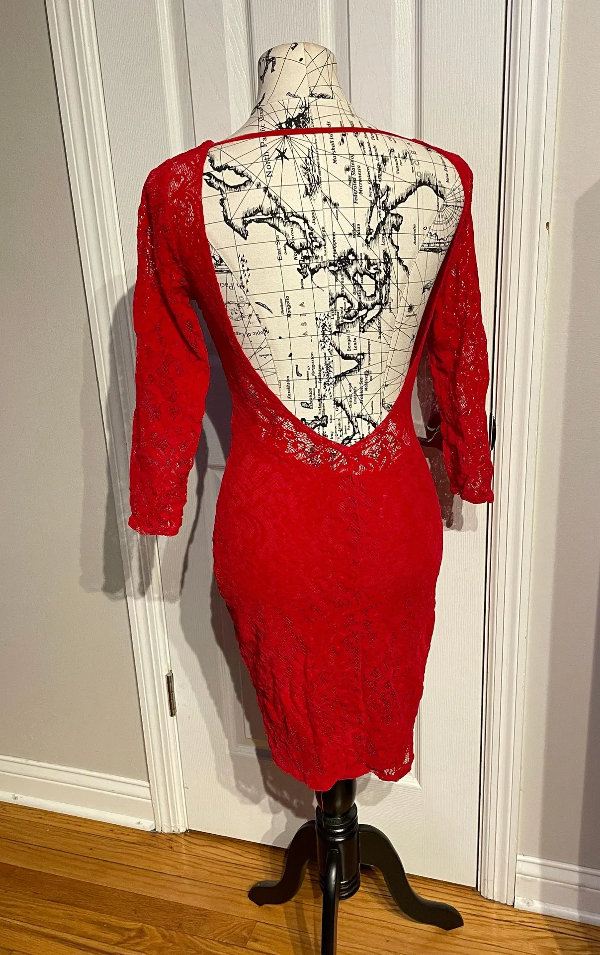 Moda International Women's S Red Lace Sheath Dress Long Sleeve Vintage Lace Colorful Backless Sheath Shift Open Back - Image 2
