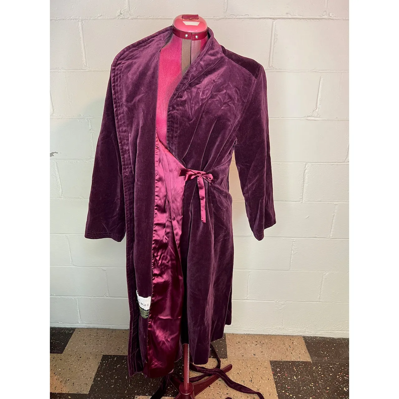 Velvet coat robe open front sash belt maroon wine 1970s Red - Image 10