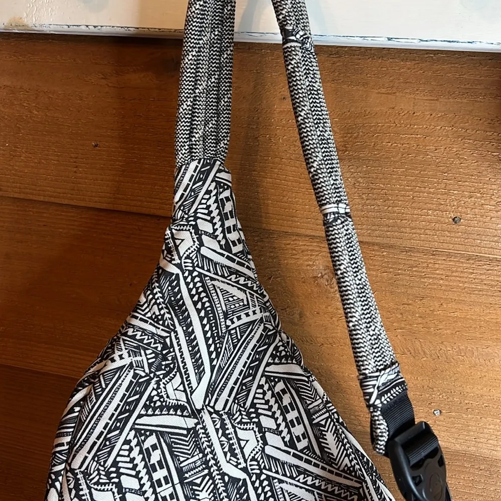 Kavu Geometric Black White Crossbody Backpack Bag Buckle Hiking Slingback Zip - Image 9