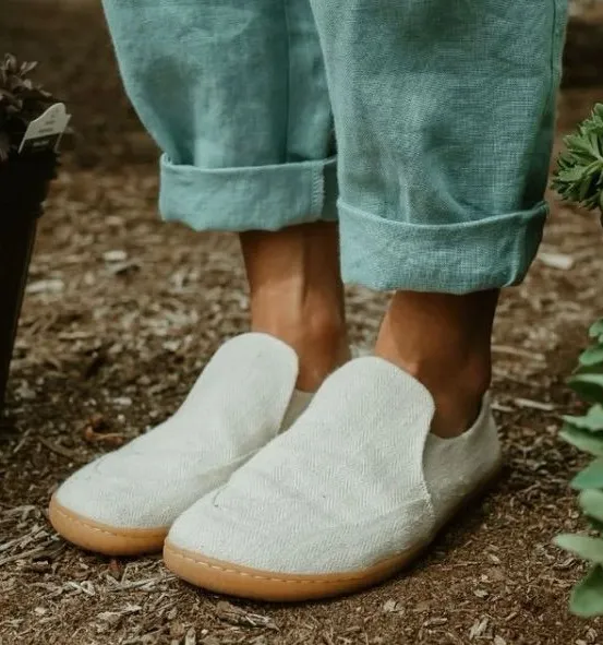 Mukishoes Elegant Cream Loafers for Women Size 8 - Image 1