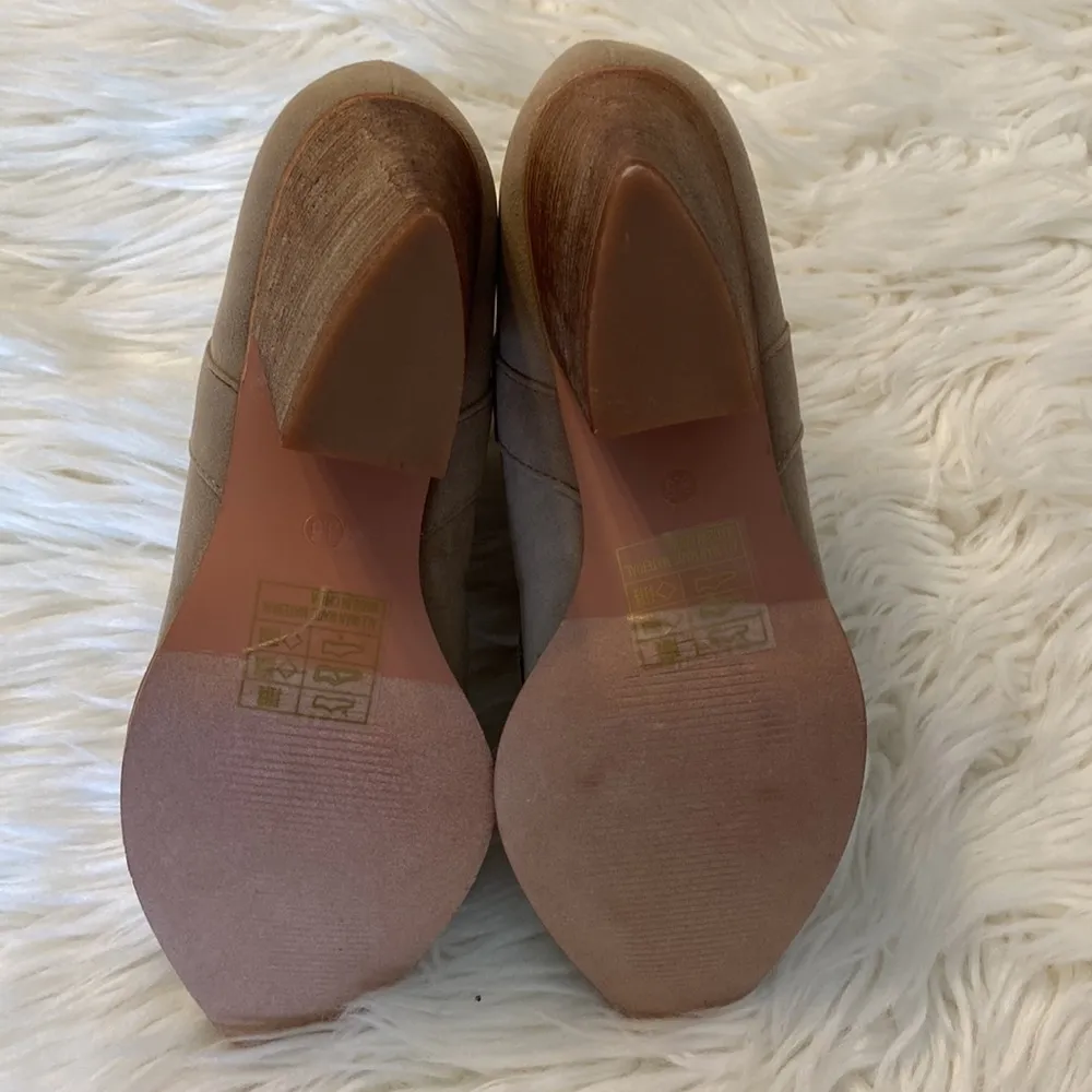 Yoki  Booties size 8.5 tan/ grayish color in excellent never been worn - Image 3