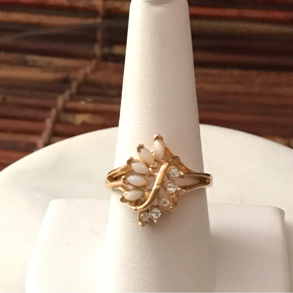 Cocktail Ring faux diamonds and opal cluster Gold Tone Ring Size 9.75 Pink - Image 6