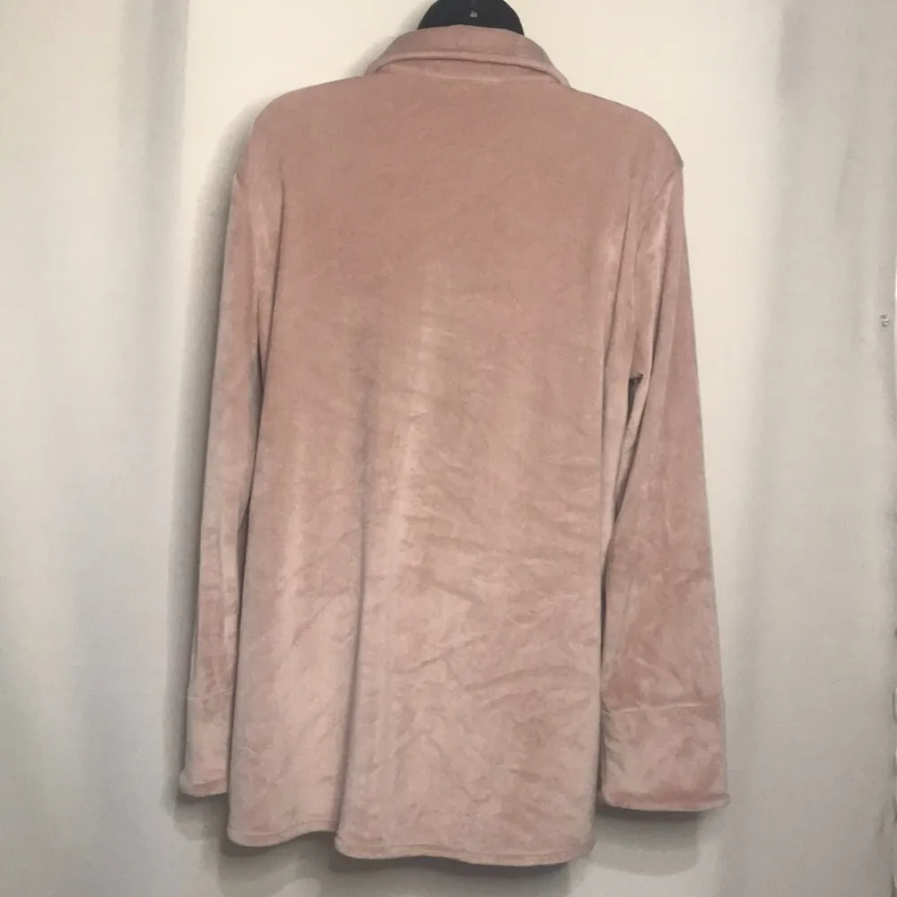 Velour pink 2 pocket long sleeved lagenlook shacket with abalone shell buttons. - Image 4