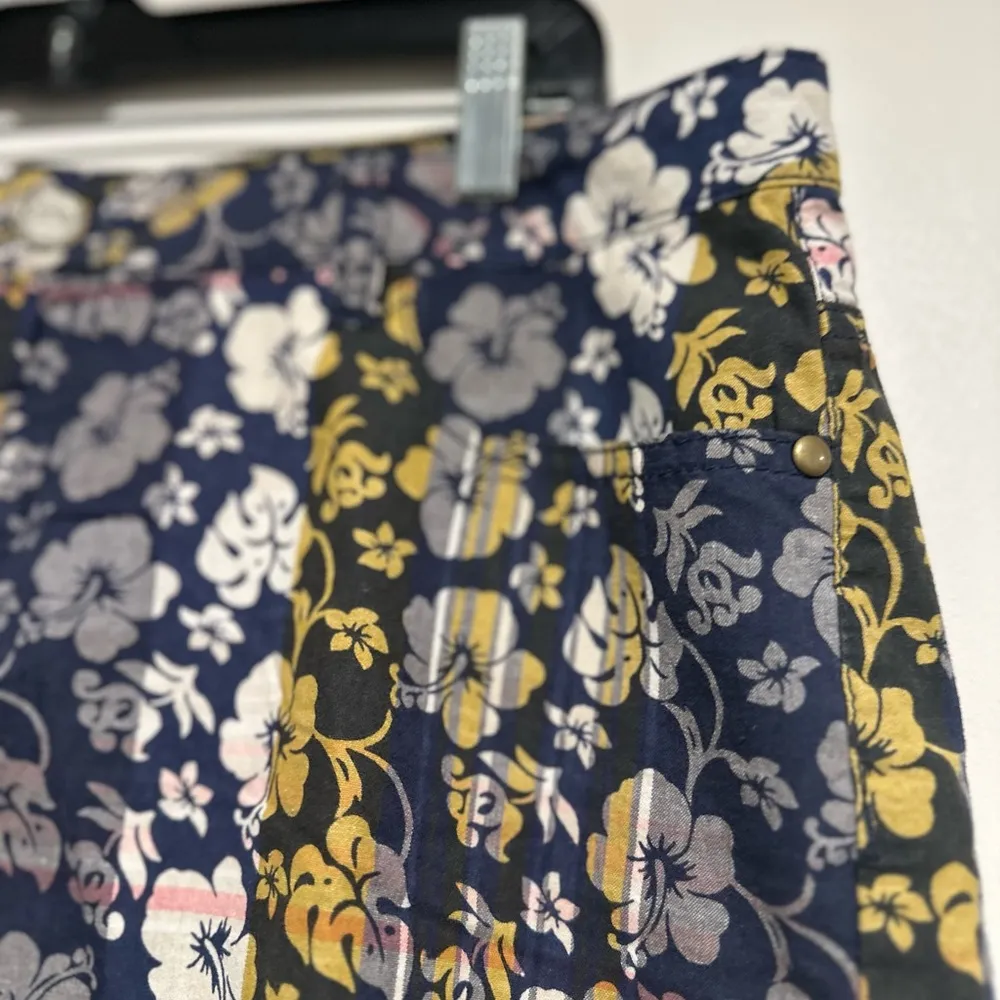 Inked & Faded Women Hawaiian Tropical Hibiscus Blue /Yellow/ Pink Floral Shorts. Size 16 - Image 6