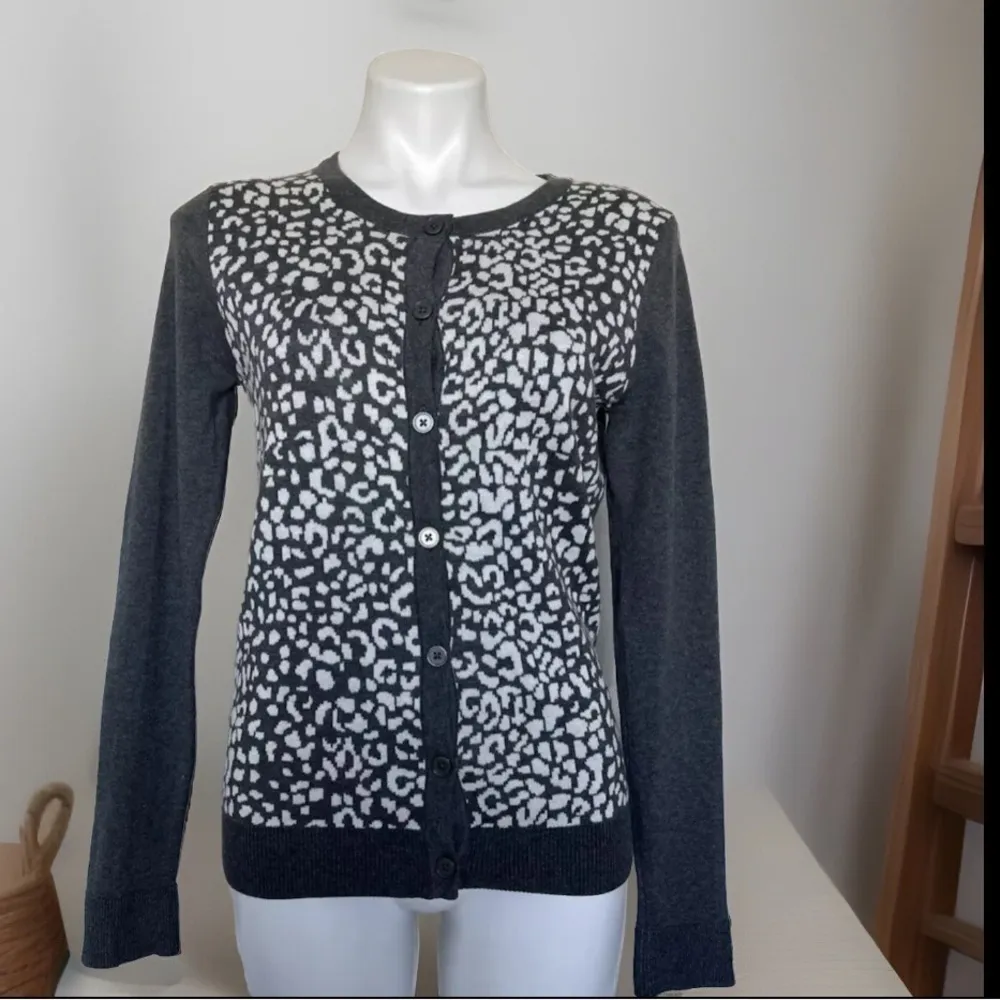 Cardigan Sweater MEDIUM Button - Image 2