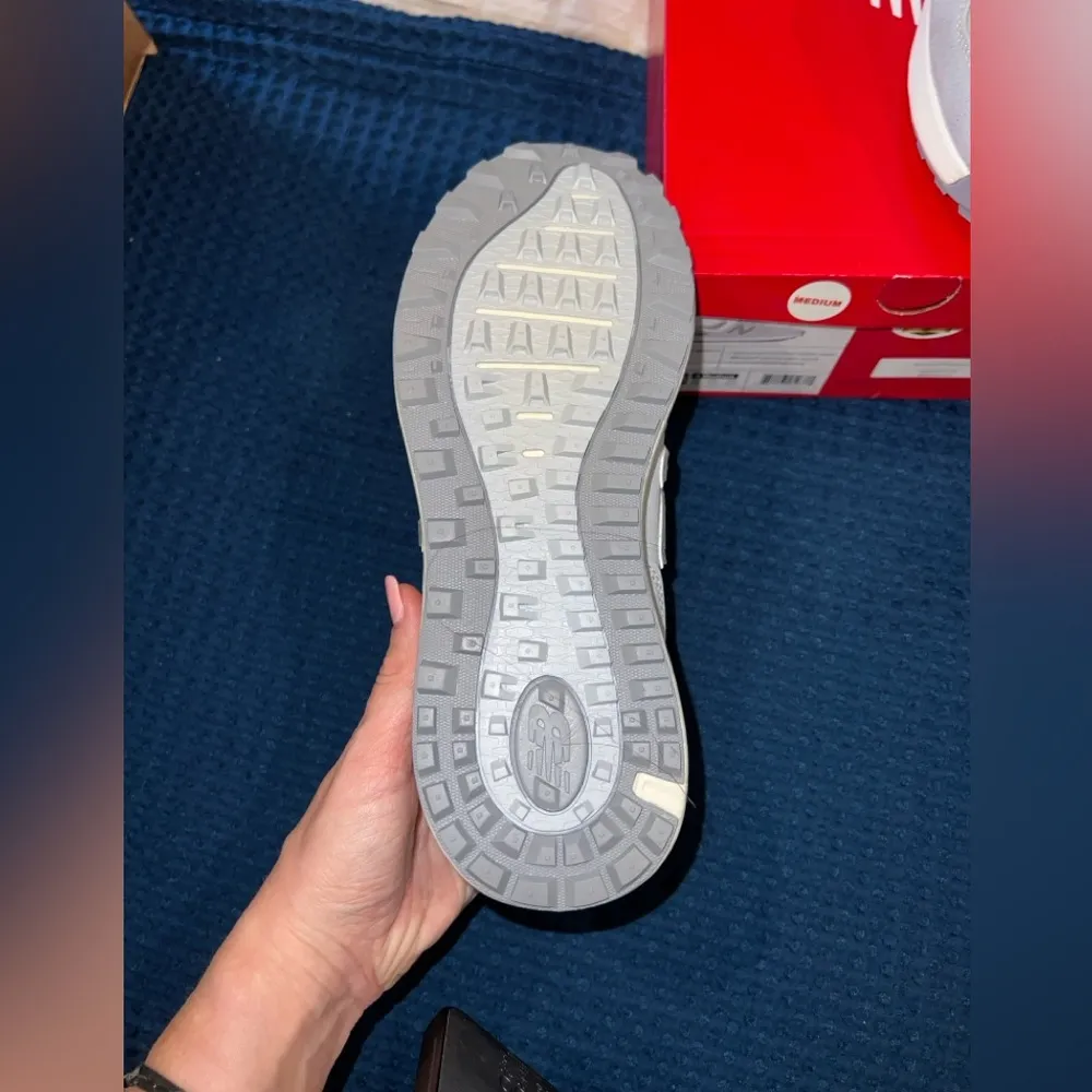 New Wonen’s 574 Greens V2 New Balance Golf Shoe
Size 8.5 - Image 5