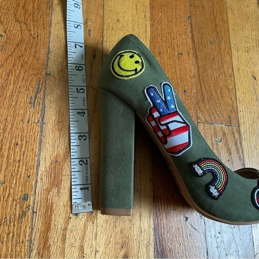 Lola Shoetique Patch Pumps Size 8 Green - Image 2