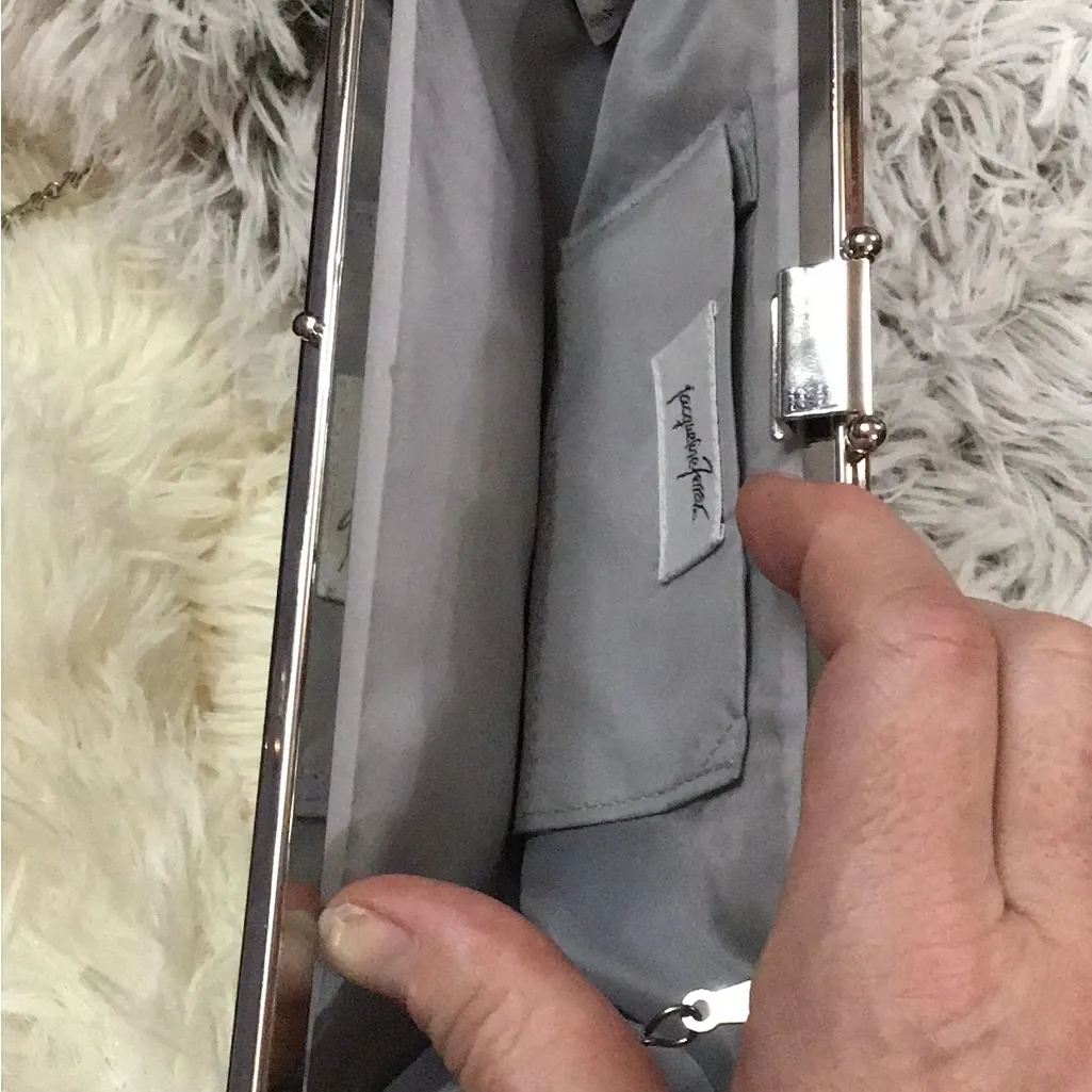 RARE JACQUELINE FERRAR VINTAGE PLEATED SATIN CLUTCH IN SILVER EVENING FORMAL BAG - Image 8