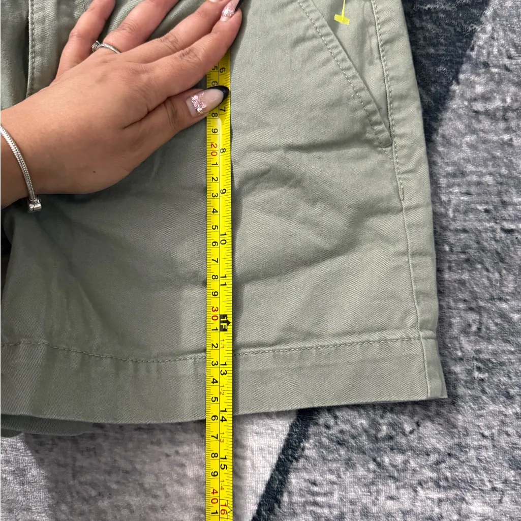 LOFT Women's Olive Cargo Shorts Size 2 Curvi - Image 8