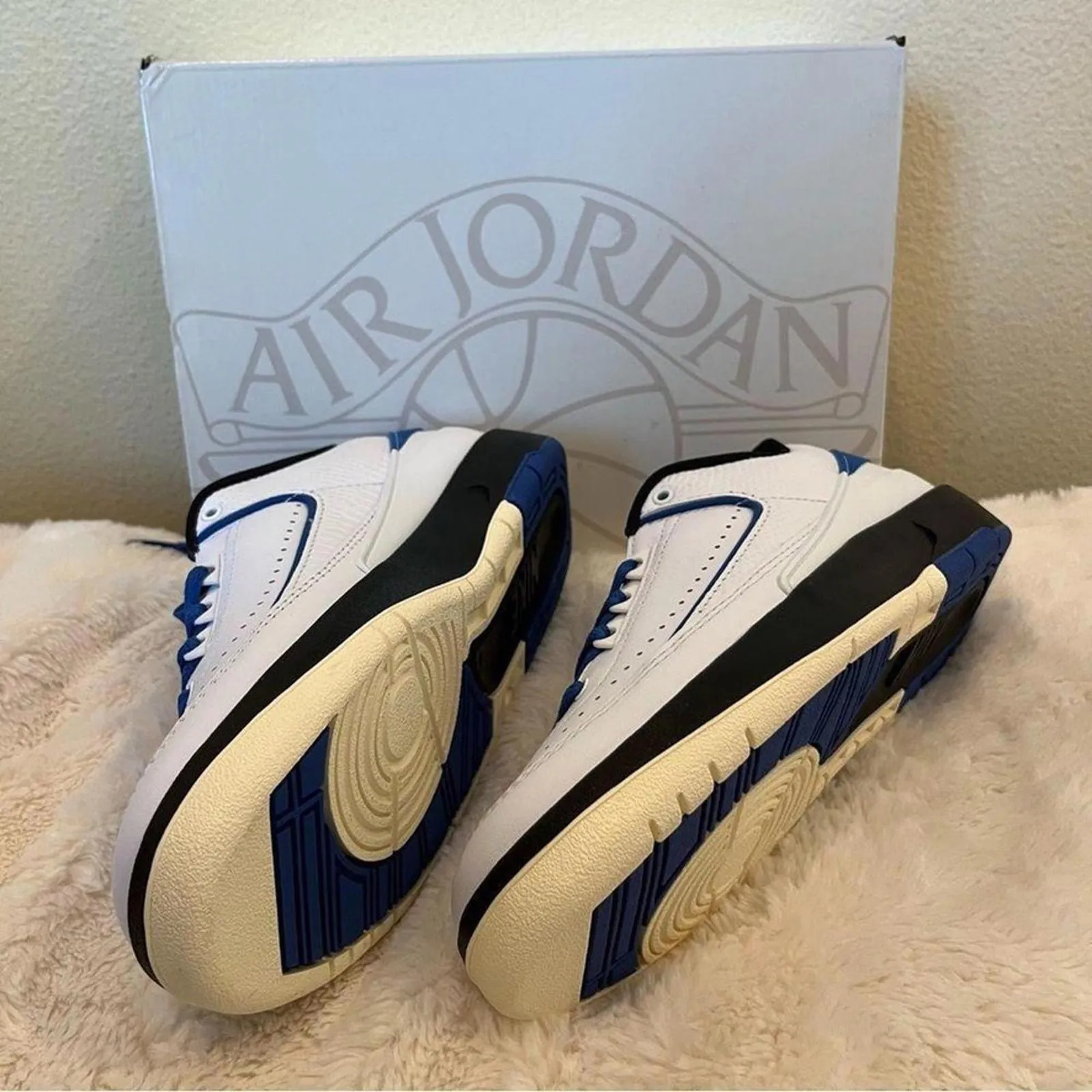 Air Jordan 2 Retro Low Blue Size 6.5 - Image 2