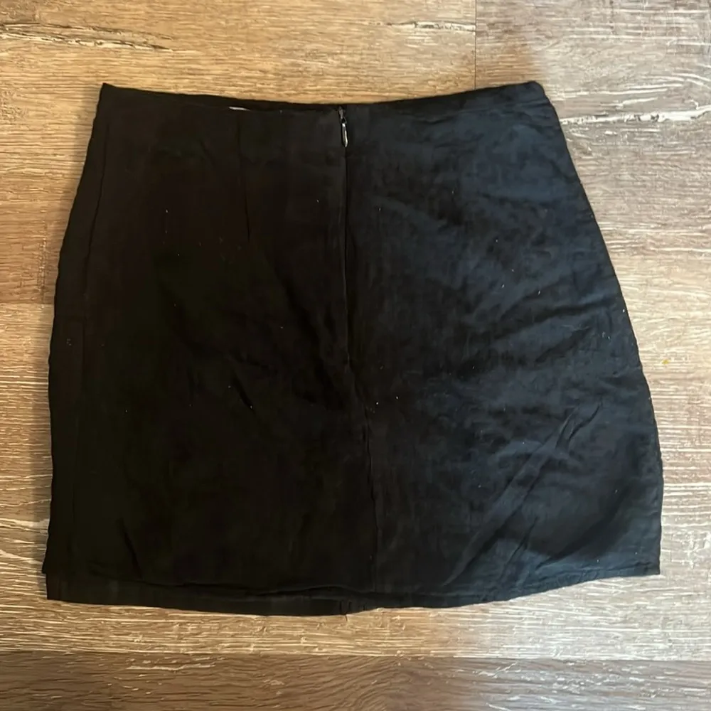Forever 21 Black Mini Skirt with Pattern - Image 6