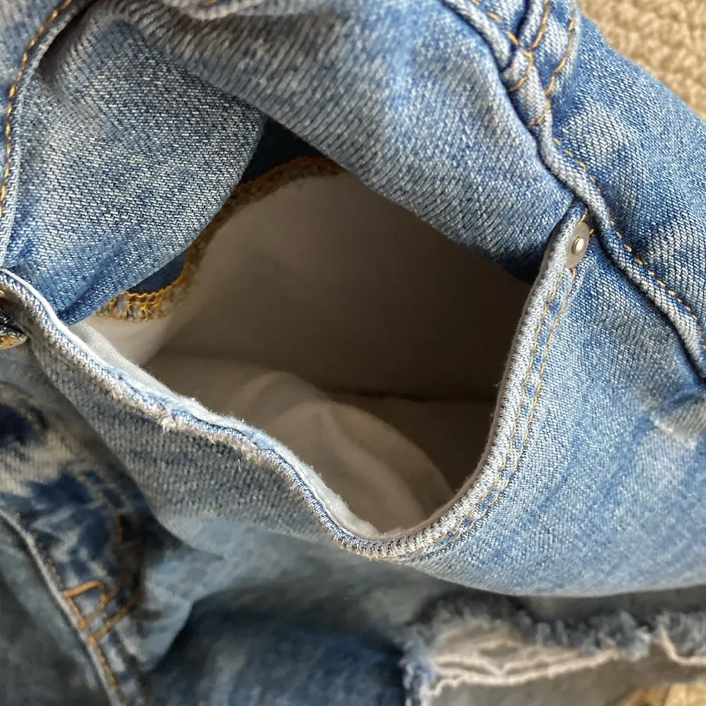 H&M L.O.G.G. Jean Shorts Denim Style Blue 3” Shag Cutoff Size 8 Like New MIDI - Image 8