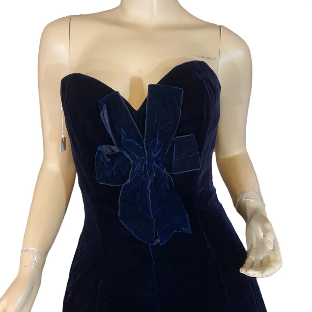 VINTAGE 1980'S VICTOR COSTA SAPPHIRE BLUE VELVET STRAPLESS DRESS (10) - Image 8