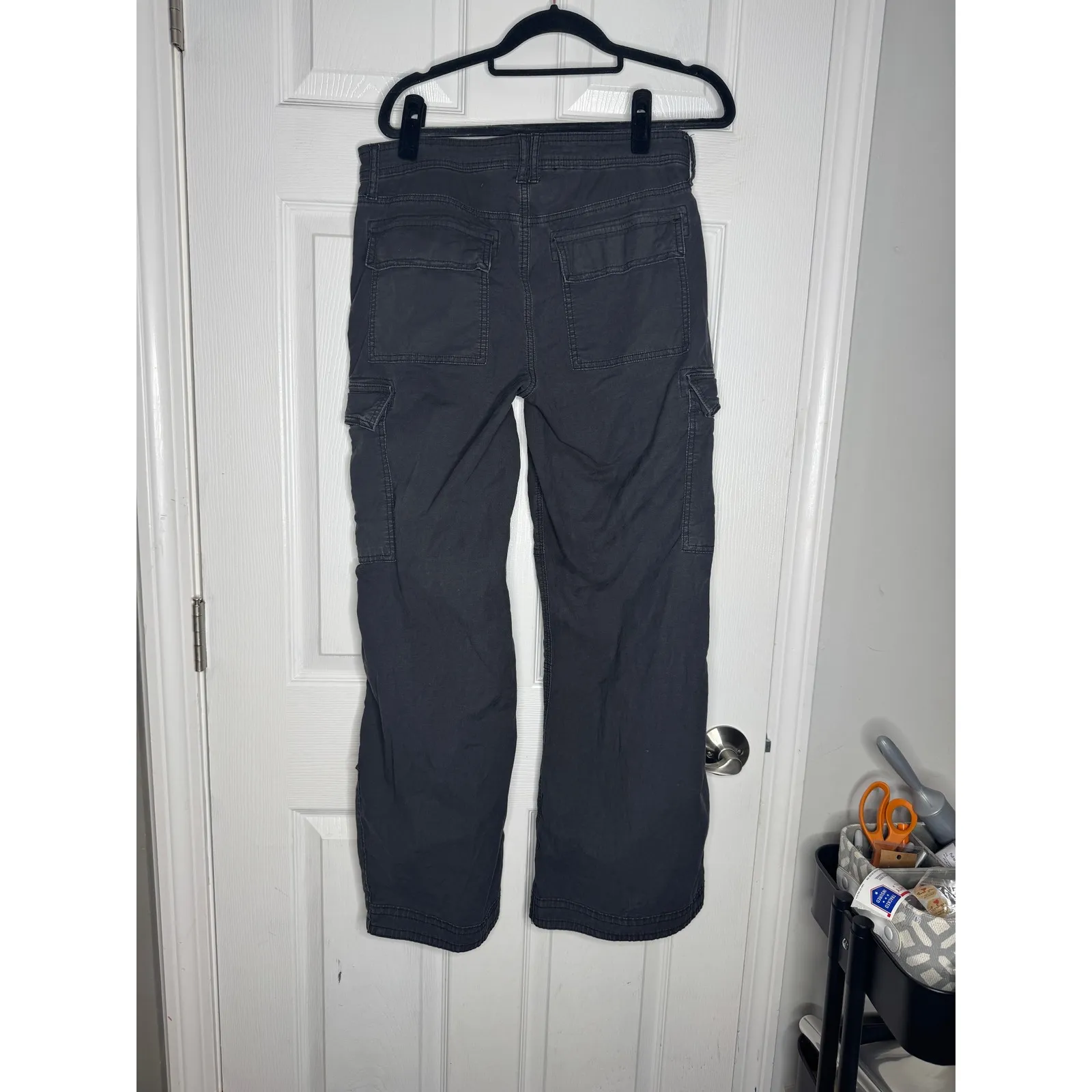 AMERICAN EAGLE Charcoal Gray Cargo Pants Size‎ 6 Regular - Image 2