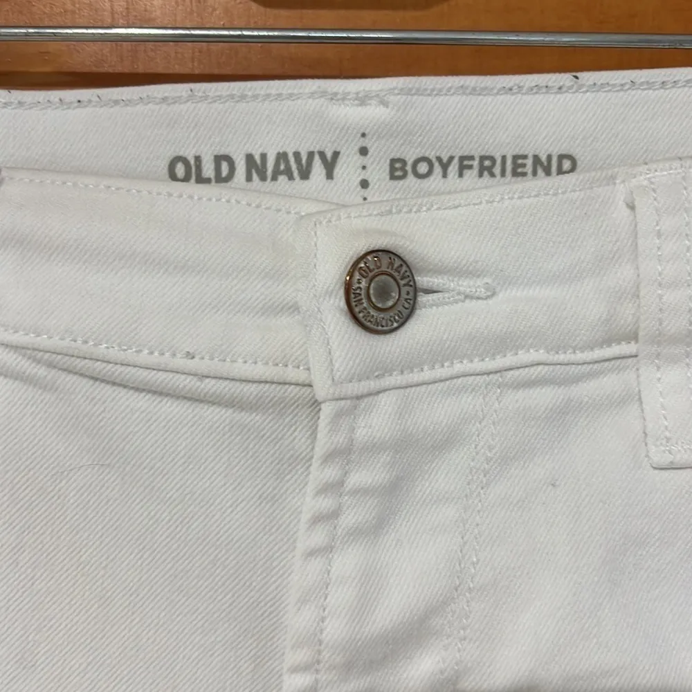 Old Navy White Boyfriend Rolled Cuff Shorts Size 4 - Image 2