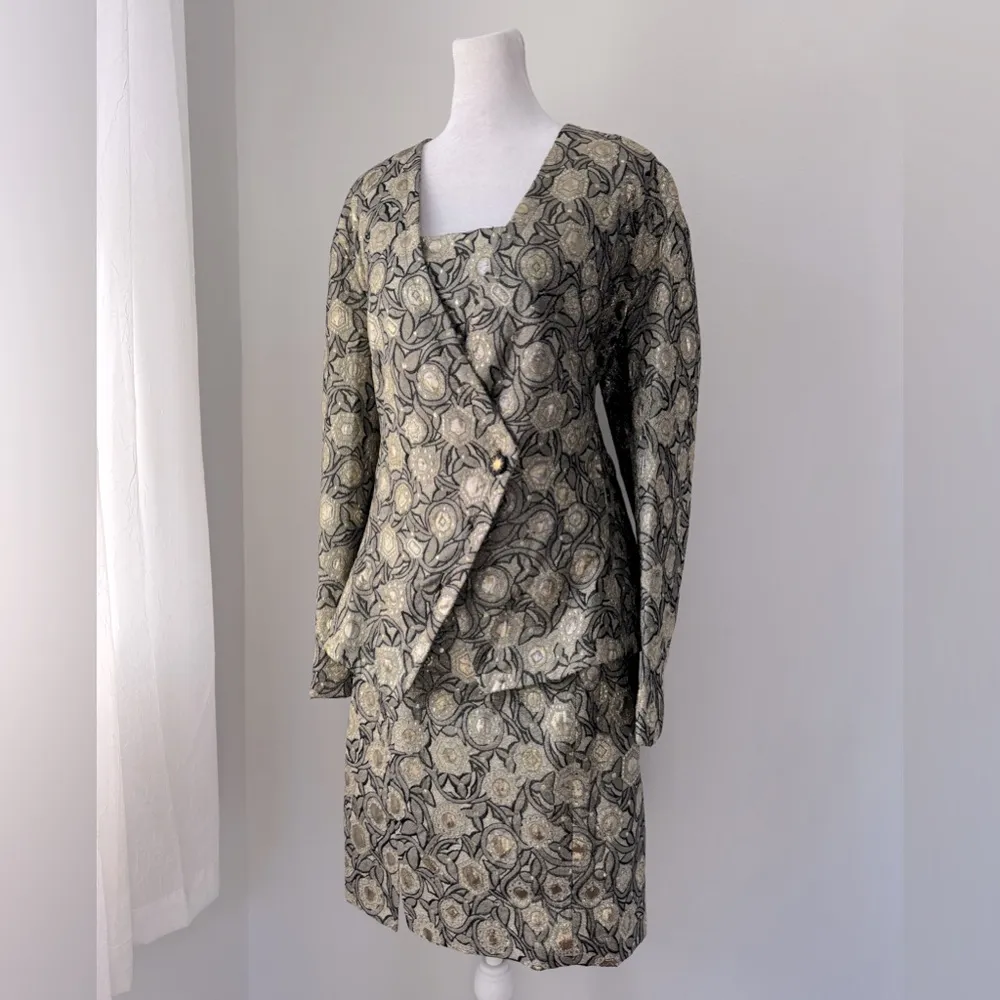 Vintage ‘80s Lilian Fell pour Prognostic Black & Gold Baroque Print Skirt Suit Size M - Image 3