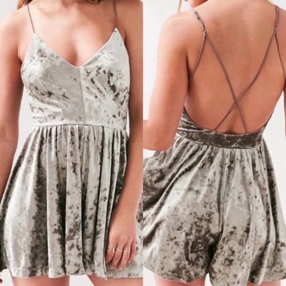 SILENCE + NOISE velvet romper size small - Image 3
