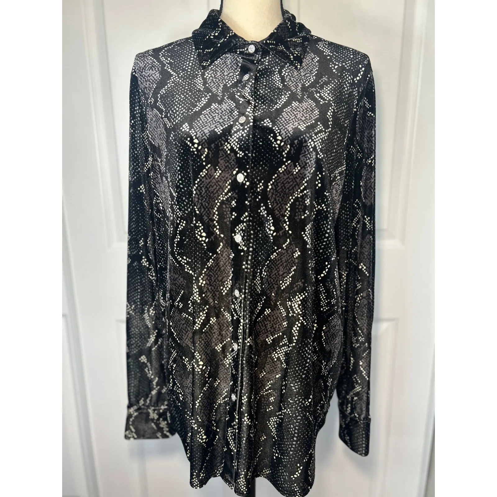 NWT Jude Connally Brandy Velvet Snakeskin Black Size XL Jewel‎ Button Shirt - Image 2