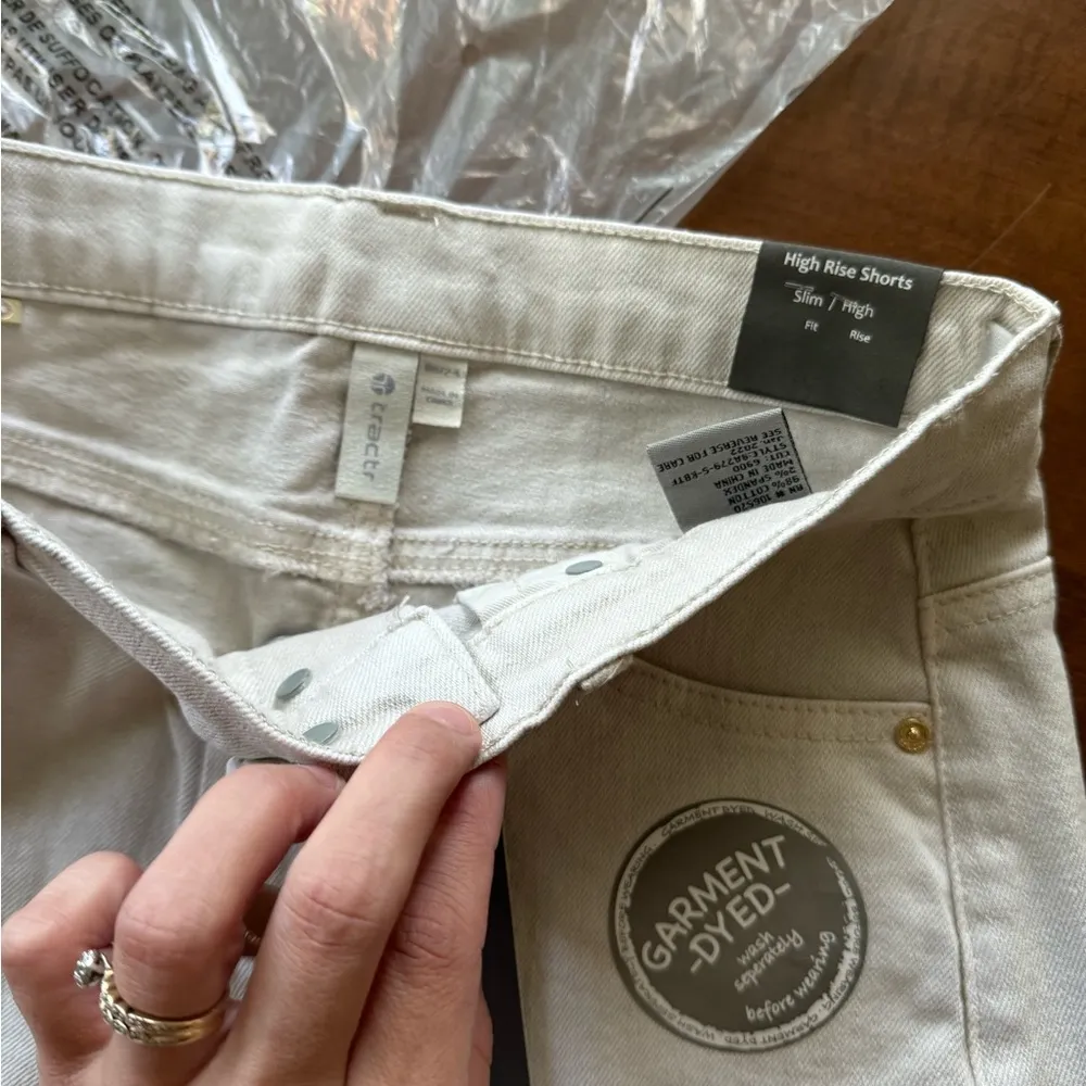 Tractr Moonstruck Cream Gray High Rise Button Fly Thigh Slit Denim Shorts 00/24 - Image 3