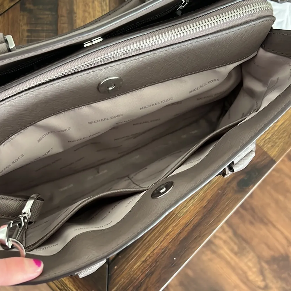 New with tag Michael Kors purse - Image 5