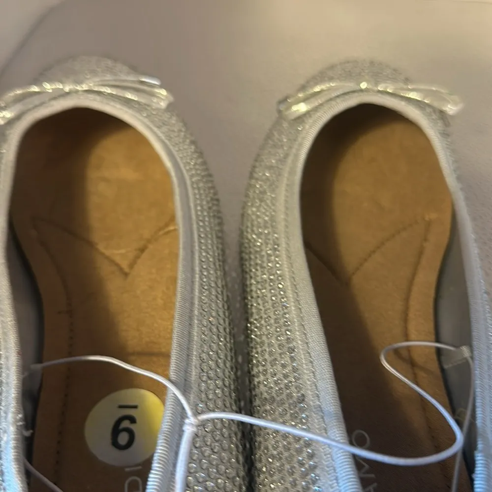 ANDIAMO new without tags beautiful silver flat shoes. Size is nine medium. - Image 6