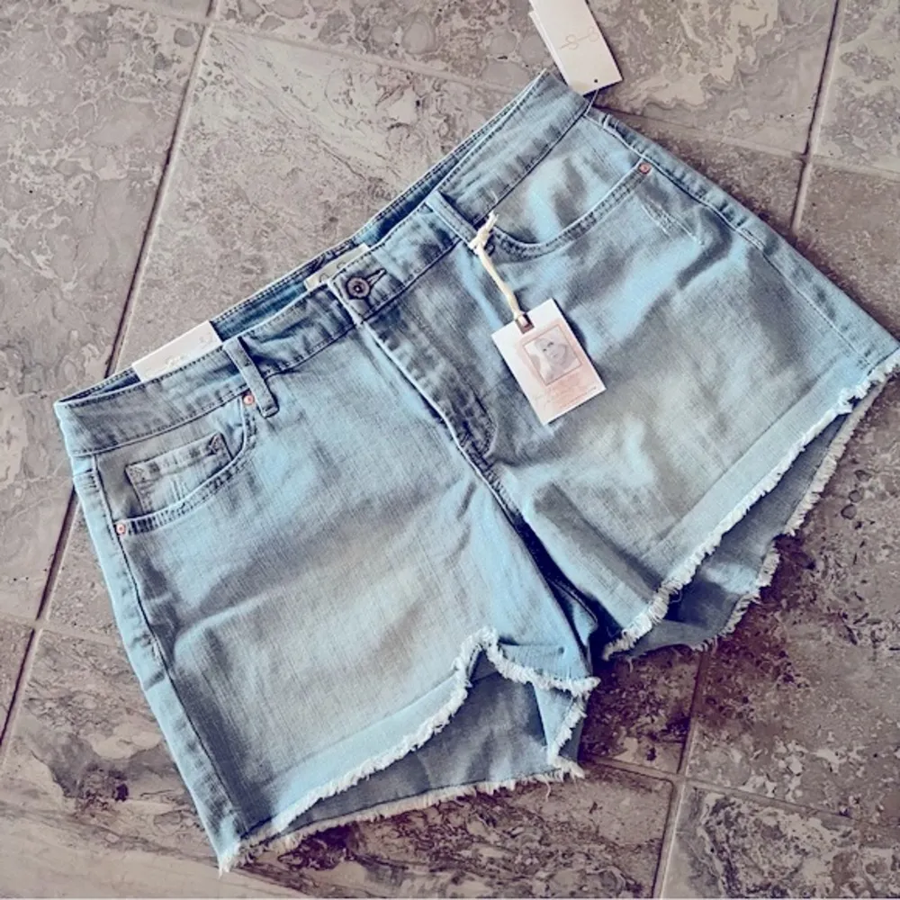 Jessica Simpson Women’s Forever Roll Short Gardner-Fray Cuff Jeans Size 32 NWT - Image 2