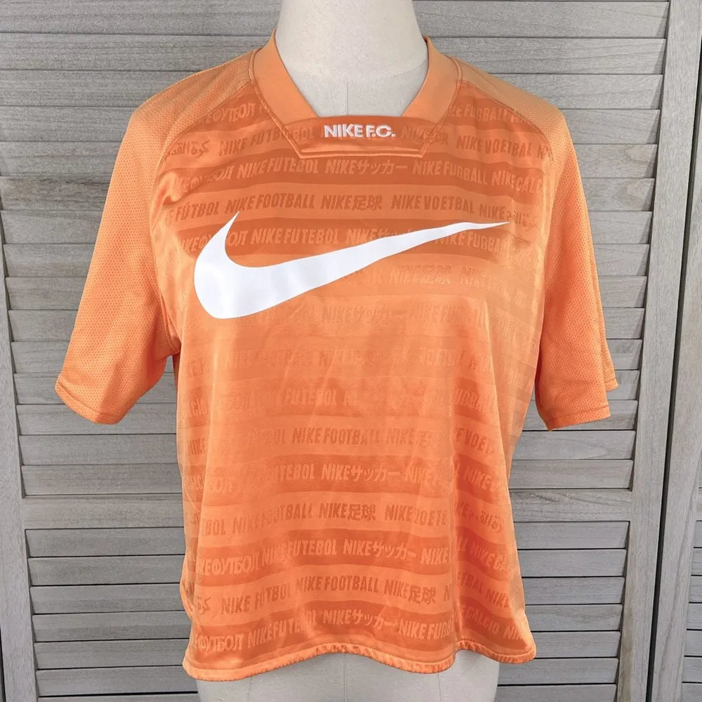 NIKE Football Club FC Women's Boxy Fit Reversible Cropped Jersey Top-Large - Image 4