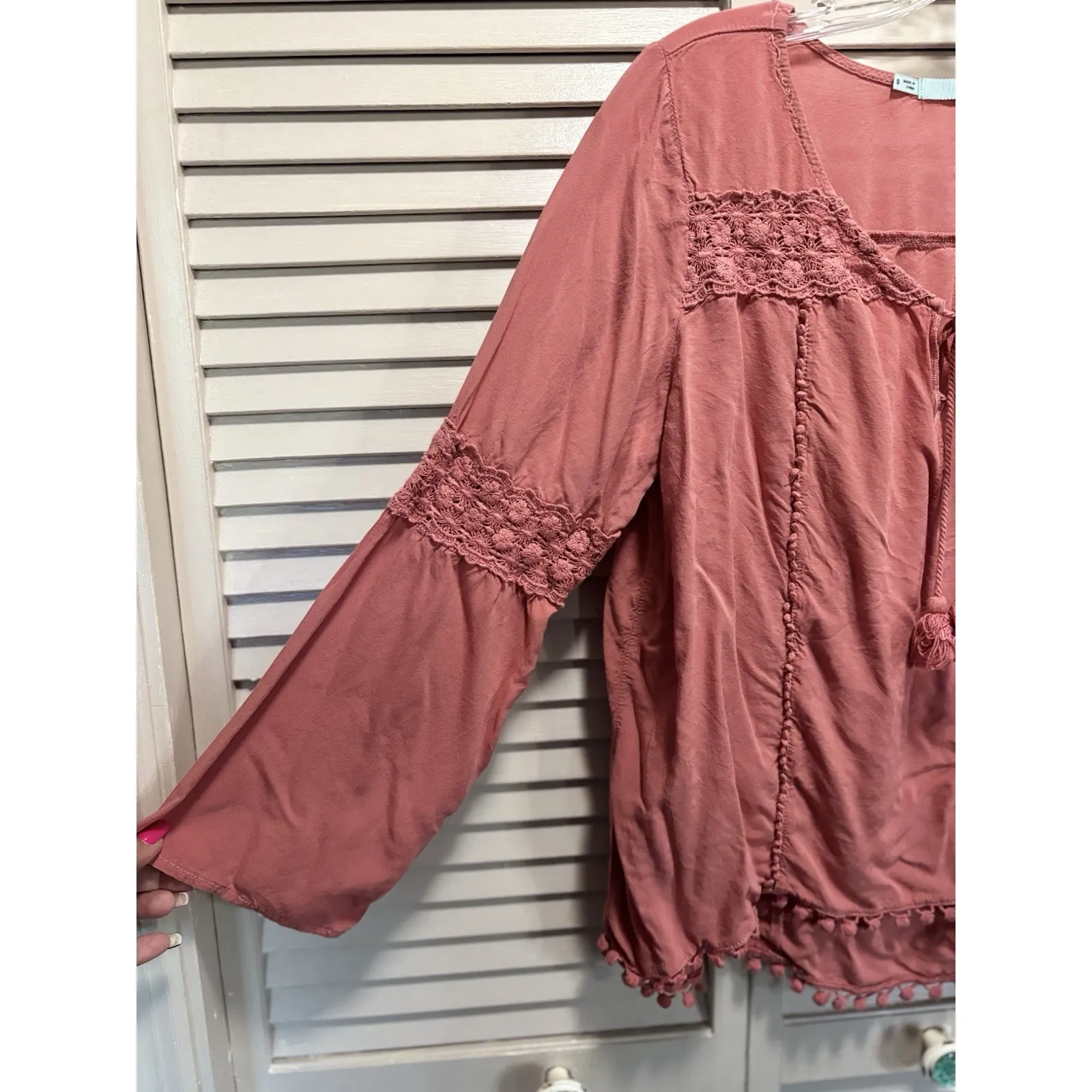 Maurices Long Flare Sleeve Crochet Tie Neck Shirt Size Small High/Low Clay Color - Image 4