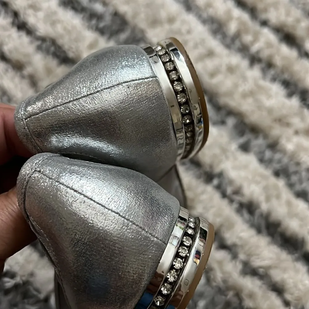 Adriana Papell silver gray pointed toe flats size 6M - Image 5