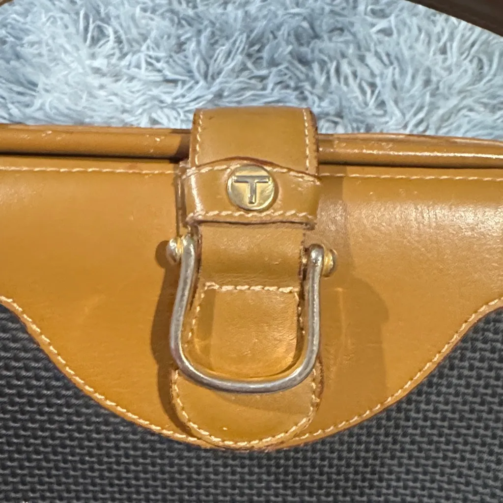 Elegant Black and Tan Women's Shoulder Bag - Image 3