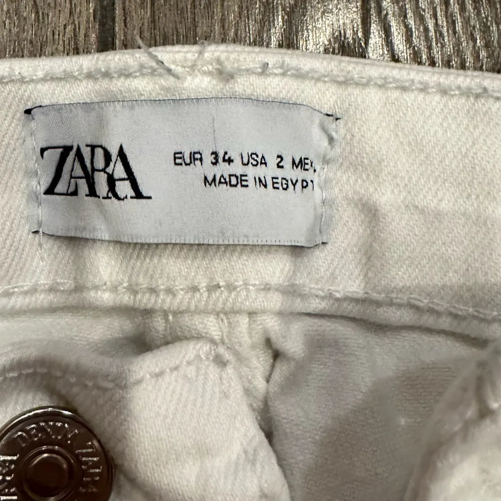 Women’s White Hi-Rise Straight  Jeans Size 2 Ankle Length Raw Hem Edge - Image 3