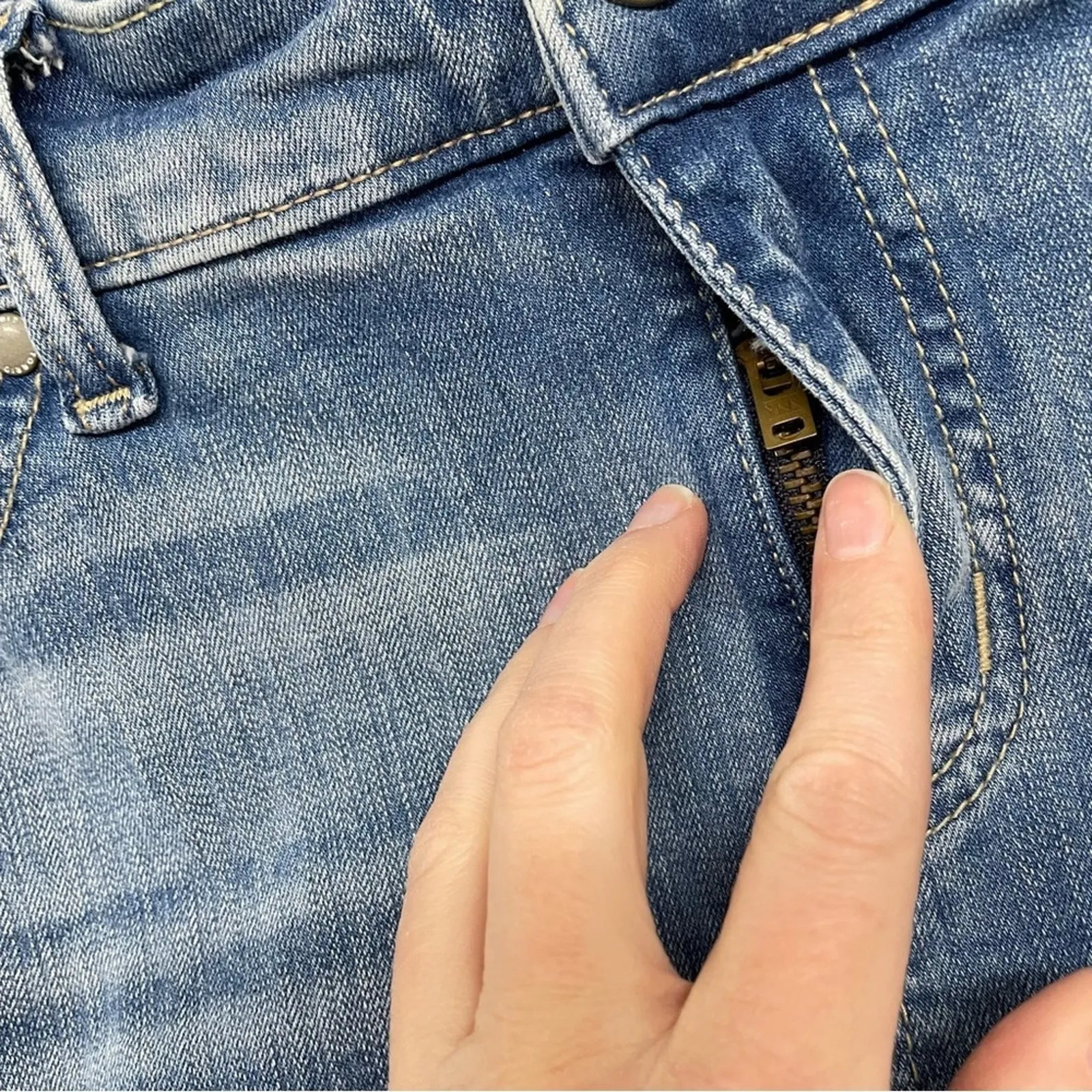 Torrid Light Wash High Rise Cropped Skinny Jeans Womens 16 Blue Denim Zip Fly - Image 5