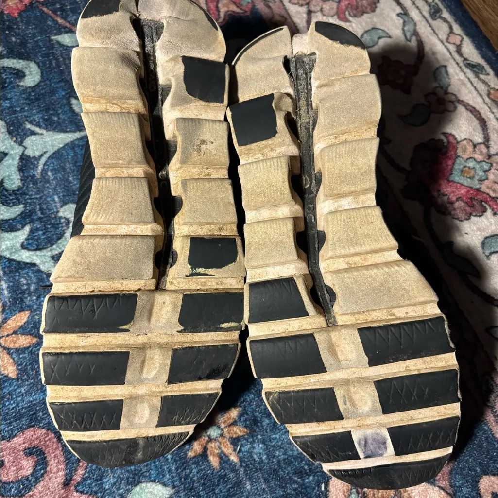 On clouds running women’s Black Sneakers - Image 7