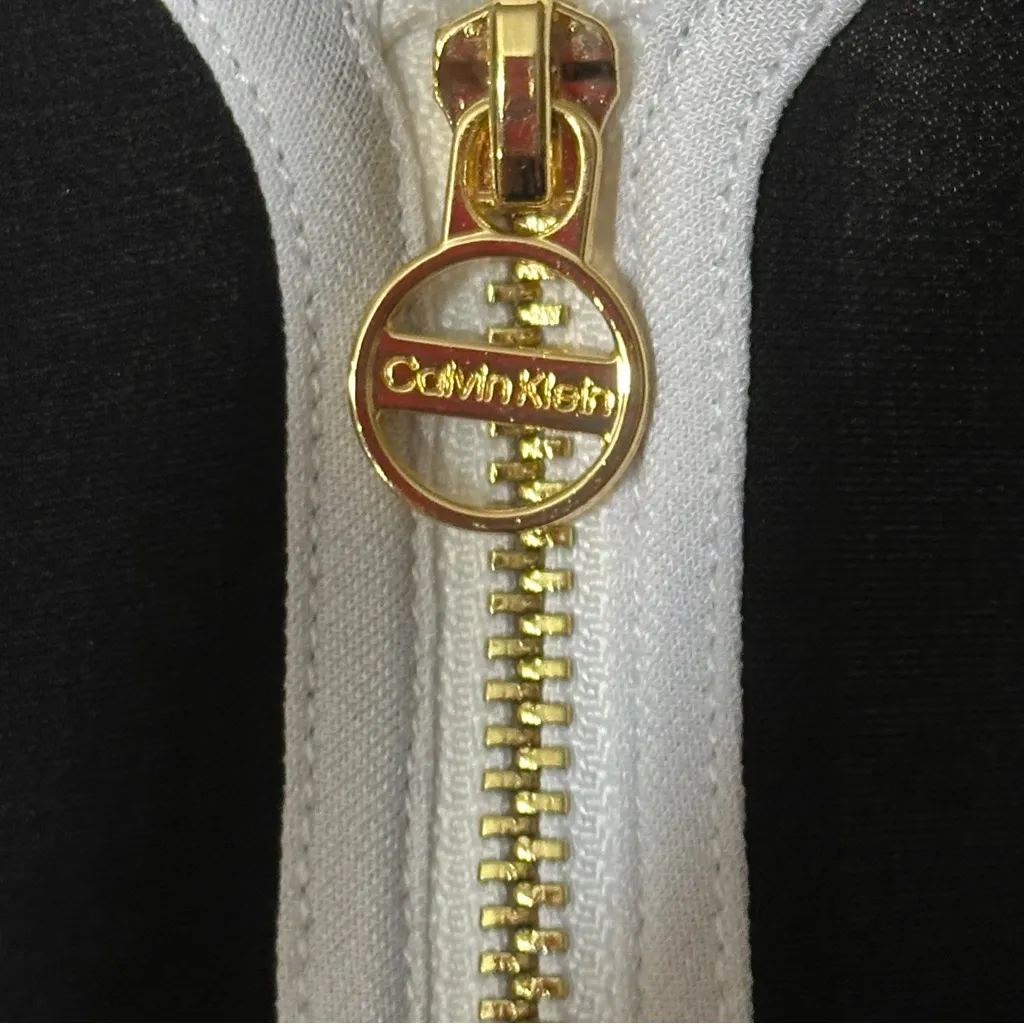 Calvin Klein Black White V-Neck Top Size Medium - Image 5