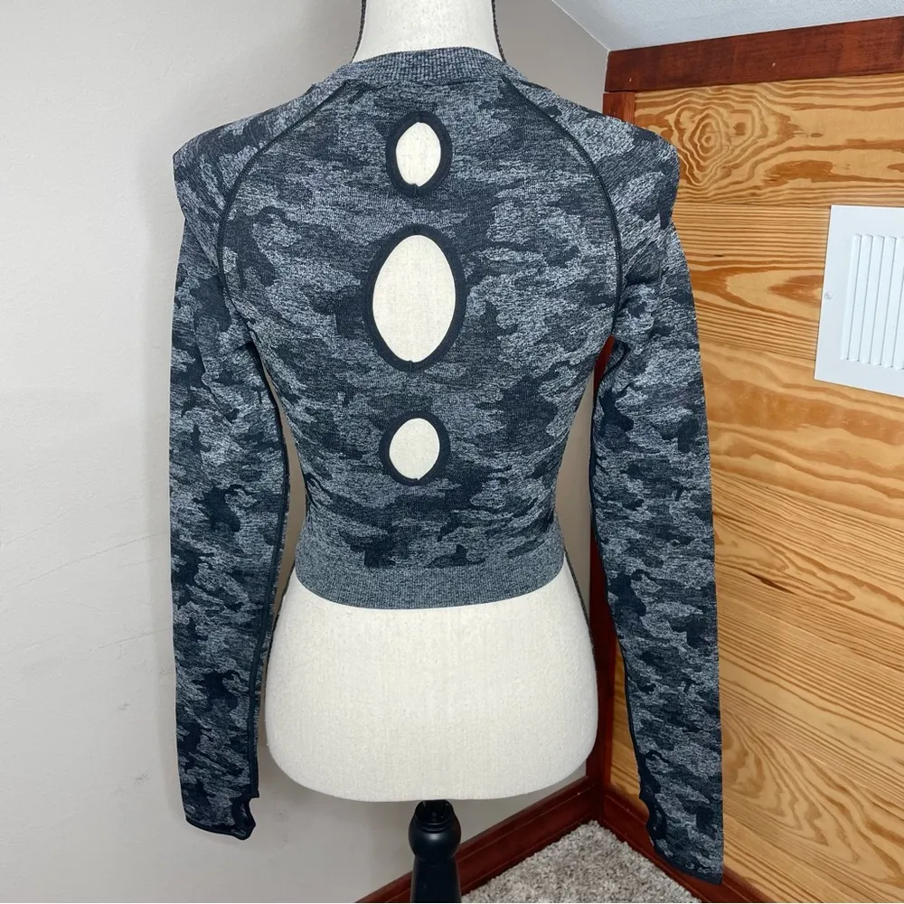 Gymshark Camo Seamless Long Sleeve Crop Top Black Small NWT Cut Out Camouflage - Image 2