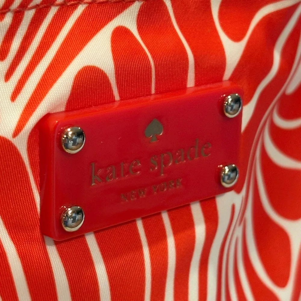 Kate Spade Tote with a coral Bold Pattern. - Image 3