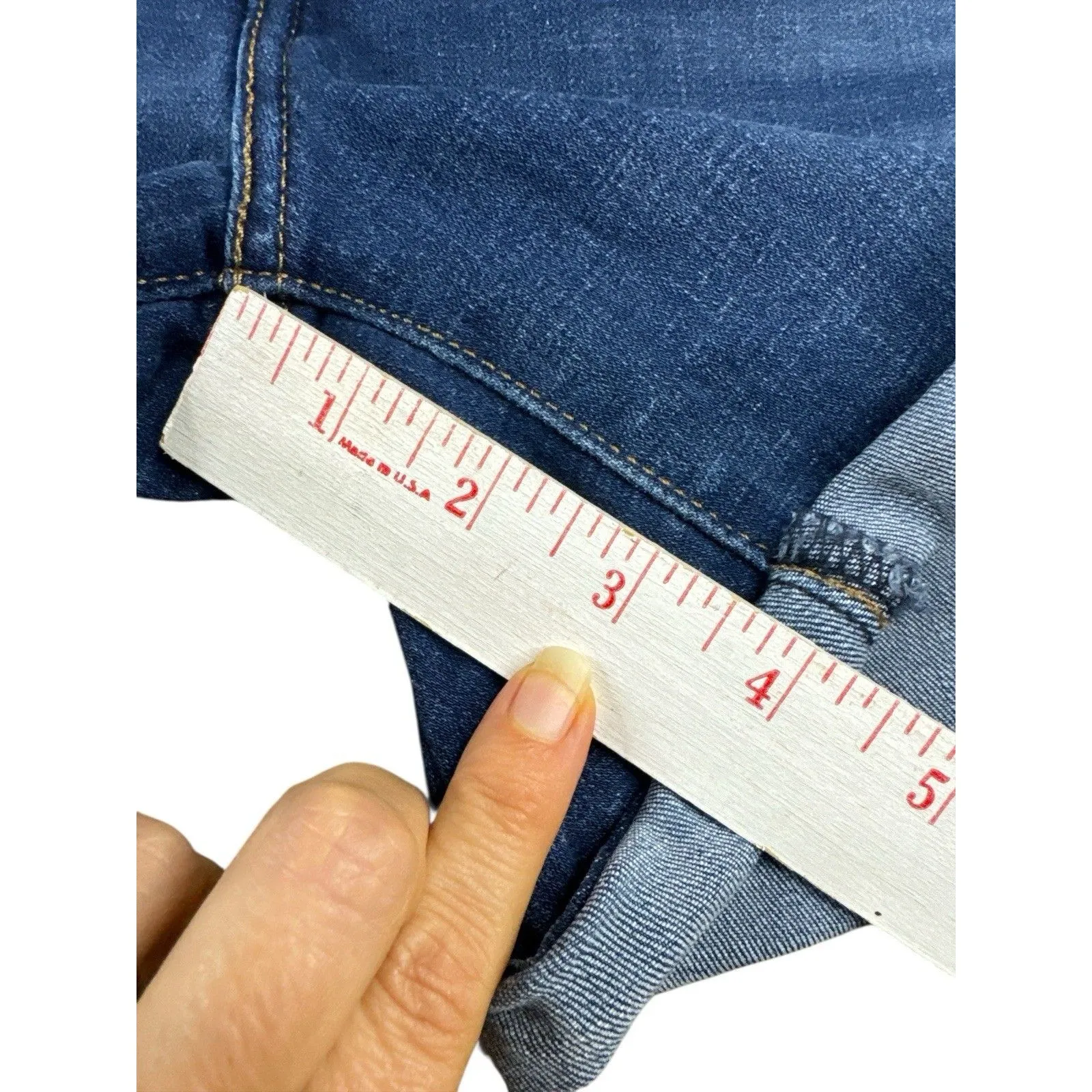 Levi’s Mid Length Denim Super Soft Short Size 30‎ Women’s Medium Wash Cuffed - Image 6